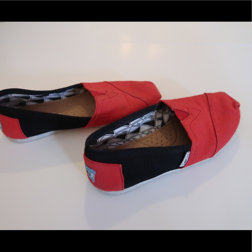 Red and black Toms